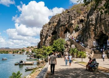 A Fátima do Sertão às margens do Velho Chico reúne um templo em gruta de calcário de 90 metros de 1691 e recebe 2 milhões de devotos