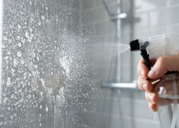 Como limpar o box de vidro temperado em casa usando vinagre morno e detergente para eliminar manchas de calcário