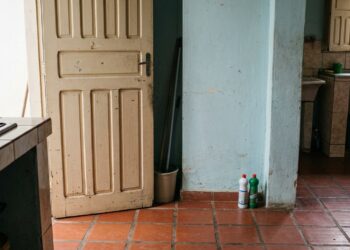 Vassoura virada de cabeça para baixo: o costume discreto que afasta visita com má intenção da sua casa