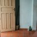 Vassoura virada de cabeça para baixo: o costume discreto que afasta visita com má intenção da sua casa