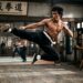Frase de Bruce Lee no dia: “Eu não temo o homem que praticou 10 mil golpes uma vez, mas o que praticou um golpe 10 mil vezes”.