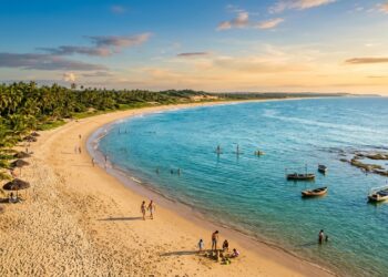 Um litoral de 42 km com praias premiadas faz deste destino baiano um dos mais surpreendentes do estado