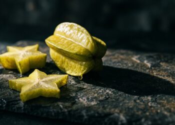 Frutinha amarela no quintal: o veneno natural que parece carambola mas paralisa o sistema nervoso em menos de duas horas.