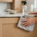 Adeus, armários de cozinha com cheiro de gordura impregnada: nova misturinha natural neutraliza o odor na hora e vira febre, segundo especialistas