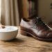 Como eliminar o cheiro de mofo dos sapatos guardados no armário usando apenas bicarbonato, segundo especialistas em organização