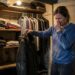 Diga adeus ao cheiro de mofo nas roupas de inverno que ficaram guardadas por muito tempo: o truque do vapor do banho que elimina odores impregnados e renova o frescor das fibras sem precisar lavar as peças novamente