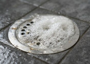 Como acabar com o cheiro de ralo no banheiro de vez usando apenas dois ingredientes que você tem na despensa, segundo encanadores