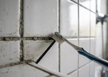 Pare de usar água sanitária no rejunte preto: o erro que desbota a cor para sempre e o produto barato que resolve em minutos