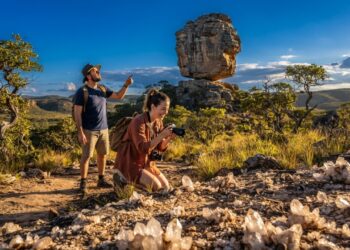 Brilho de cristais espalhado pelo solo de uma cidade inteira: ponto no Planalto Central guarda uma pedra monumental que desafia a lógica