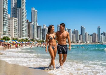 Uma extensa faixa litorânea entre dois gigantes do turismo: o badalado balneário catarinense que atrai multidões
