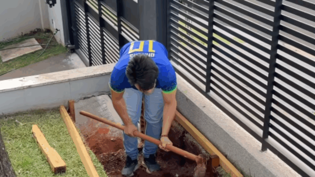 “Até iluminação de LED”: marido quebra muro para criar porta secreta de cães e viraliza