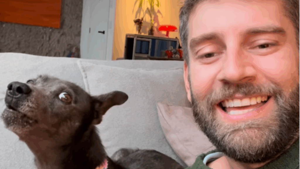 “Parece um ser humano”: vira-lata resgatada no RS conquista avô que só queria cães de raça