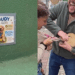 "Se tem placa, tem história": menina ignora aviso e vira 'vítima' do golden retriever Budy