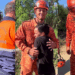 "Ele tá vivo!": emocionada, tutora abraça bombeiros após resgate de cachorro em bueiro