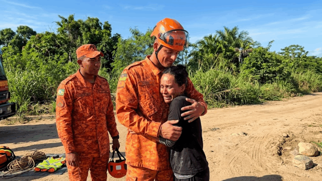 "Ele tá vivo!": emocionada, tutora abraça bombeiros após resgate de cachorro em bueiro