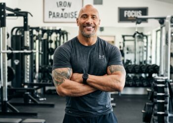 Frase do dia de "The Rock" : "A dor que você sente hoje será a força que você sentirá amanhã." – O mantra diário que transforma fracasso em aprendizado e por que os campeões veem sofrimento como investimento.