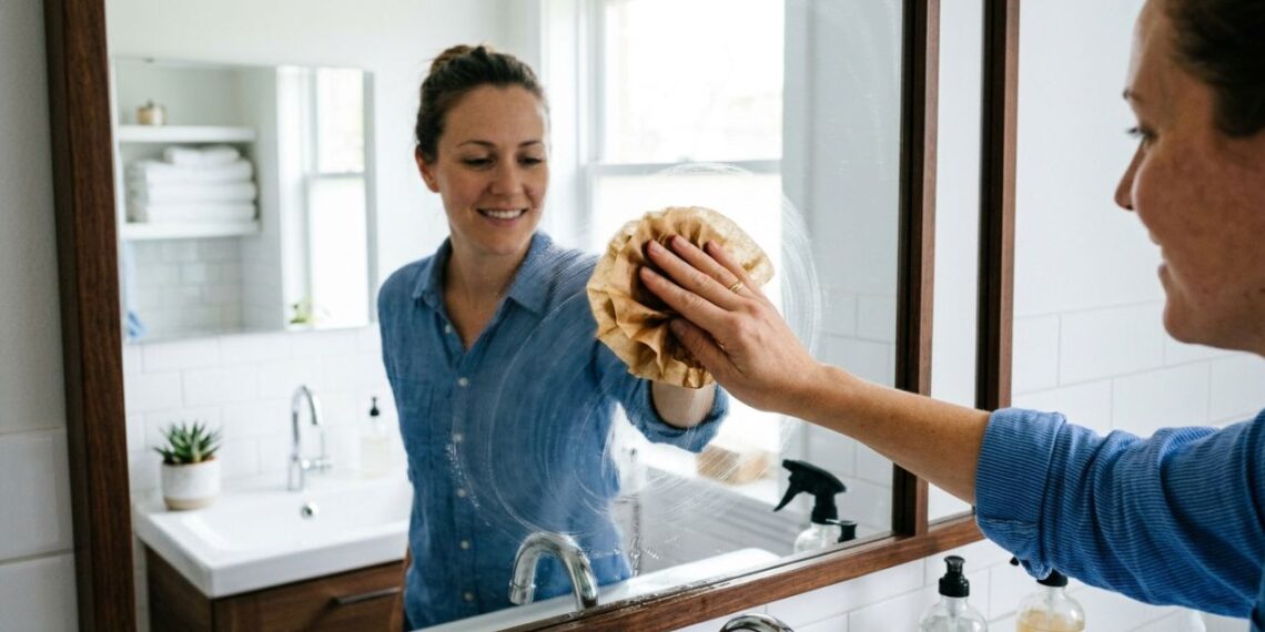 Como deixar o espelho brilhando sem esforço: o truque simples para limpar o vidro e remover a gordura usando materiais que você já tem