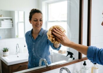Como deixar o espelho brilhando sem esforço: o truque simples para limpar o vidro e remover a gordura usando materiais que você já tem