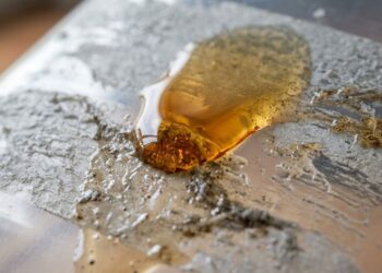 Diga adeus aos restos de etiquetas que ficam grudados em potes e vidros: o segredo do óleo de cozinha para dissolver a cola instantaneamente sem riscar ou deixar marcas opacas no plástico