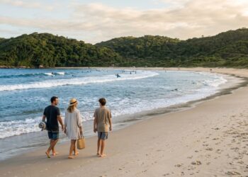 A única representante do Brasil entre as baías mais belas do mundo e baleias a 100 metros da areia: o cobiçado destino em formato de meia-lua