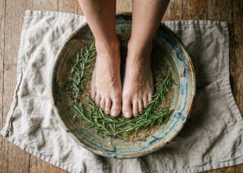Esqueça o creme caro: esta mistura com 2 ingredientes da cozinha renova a pele dos pés