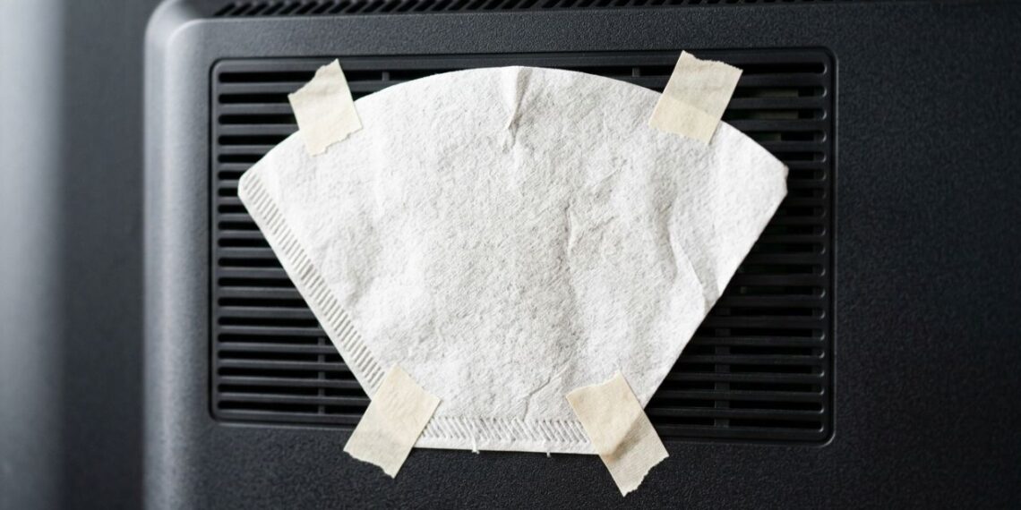 Pare de sofrer com o acúmulo de sujeira dentro dos seus eletrônicos: o truque do filtro de café adaptado nas saídas de ar que retém o pó antes de entrar no aparelho e evita o superaquecimento das placas internas