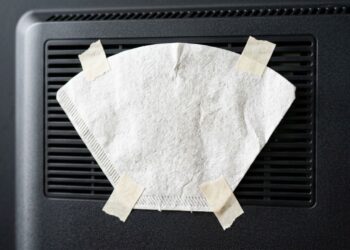 Pare de sofrer com o acúmulo de sujeira dentro dos seus eletrônicos: o truque do filtro de café adaptado nas saídas de ar que retém o pó antes de entrar no aparelho e evita o superaquecimento das placas internas
