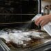Erros comuns na cozinha: saiba como higienizar o forno elétrico sem estragar as resistências