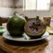 Fruta preta com sabor de chocolate, rica em antioxidantes, fácil de cultivar no jardim e que encanta as crianças