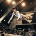 Frase do dia de Nadia Comaneci, histórica e visionária: "Quebrar barreiras começa quando você para de acreditar nelas." – Essa declaração mostra como os limites sociais só existem para quem deles acredita e por que os pioneiros não consultam impossibilidades antes de agir.