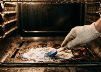Gordura queimada no forno não sai com esponja: a pasta de bicarbonato que age durante a noite e limpa sozinha