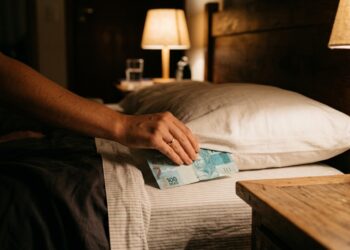Dormir com uma nota de dinheiro embaixo do travesseiro: para que serve e por que muitos acreditam que multiplica riqueza