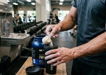A nutrição esportiva prova que ingerir proteína imediatamente após o treino acelera a recuperação muscular em 20%