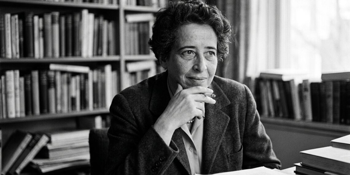 Frase do dia de Hannah Arendt, filósofa alemã e pensadora política: "A liberdade de pensamento requer que nós não aceitemos nem mesmo a verdade sem questionamento"