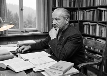 Frase do dia da Filosofia: 'Ser autêntico é abandonar a máscara social e viver segundo a verdade do seu ser' - a reflexão inspirada em Heidegger sobre existência genuína