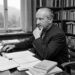 Frase do dia da Filosofia: 'Ser autêntico é abandonar a máscara social e viver segundo a verdade do seu ser' - a reflexão inspirada em Heidegger sobre existência genuína