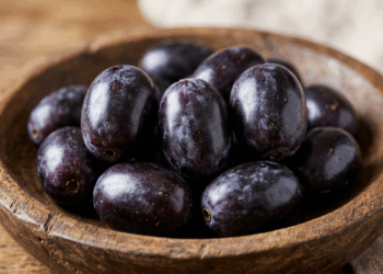 A fruta exótica que tem cor preta e brilhante e sabor de jabuticaba com cravo e que poucos brasileiros conhecem