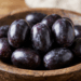 A fruta exótica que tem cor preta e brilhante e sabor de jabuticaba com cravo e que poucos brasileiros conhecem