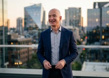 Frase do Dia de Jeff Bezos: "O fracasso é parte integral da inovação. Você precisa abraçar o fracasso." Uma reflexão sobre resiliência e empreendedorismo