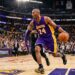 Frase do dia de Kobe Bryant, competitivo e implacável: "Você não precisa ser o mais talentoso; você só precisa querer mais." – Essa declaração explica como a ganância de vitória substitui o dom inato e por que o desejo feroz é a arma que derrotas talentos descompromissados.