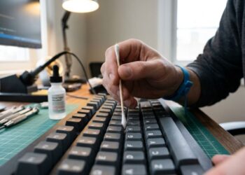 Esqueça o uso de água ou produtos multiuso que podem causar curto-circuito no seu equipamento: o truque do cotonete com álcool isopropílico que elimina a gordura e higieniza teclados e controles sem danificar os componentes eletrônicos