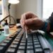 Esqueça o uso de água ou produtos multiuso que podem causar curto-circuito no seu equipamento: o truque do cotonete com álcool isopropílico que elimina a gordura e higieniza teclados e controles sem danificar os componentes eletrônicos