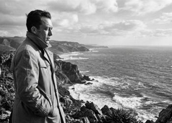 Frase de Albert Camus no dia: "A vida só é compreendida olhando-se para trás; mas ela só é vivida para frente." Uma reflexão sobre ação, tempo e existência em tempos de paralisia