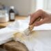 Como remover manchas amarelas de suor em camisas brancas sem esfregar e sem estragar o tecido, segundo especialistas em lavanderia