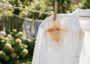 Mancha de ferrugem na roupa? Aprenda como remover o amarelado do tecido do jeito certo