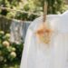 Mancha de ferrugem na roupa? Aprenda como remover o amarelado do tecido do jeito certo