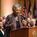 Frase do Dia de Maya Angelou: "Não importa o quanto você tenha enfrentado, você não nasceu para fracassar." Uma reflexão sobre resiliência e autodeterminação
