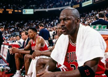 Frase do dia de Michael Jordan: "Nunca fui tão preparado quanto meus competidores, mas estava mais motivado." – Como a confiança transforma talento em liderança e por que acreditar em si mesmo é uma vantagem competitiva invisível.