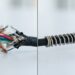 Não jogue fora as molas das canetas que acabaram: o truque simples de enrolar o metal na base do carregador para reforçar o cabo e evitar que os fios de cobre arrebentem com o uso diário