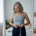 Sua calça preferida apertou após a menopausa? O que a ciência diz sobre a barriga que insiste em crescer